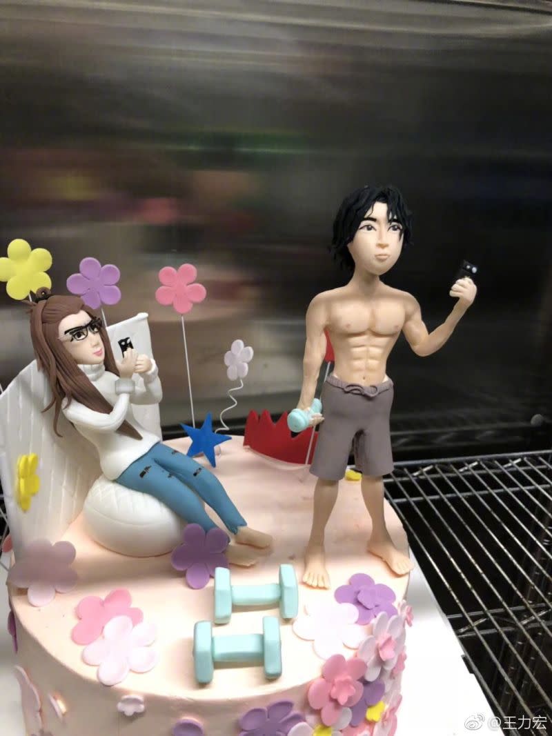 ▲王力宏為李靚蕾準備生日蛋糕，造型卻是她仰望老公的模樣。（圖／美聯社／達志影像）