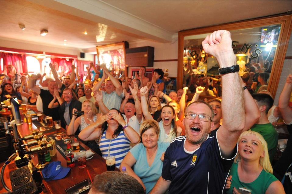 Dunblane residents watch local boy Andy Murray win Wimbledon (Getty Images)