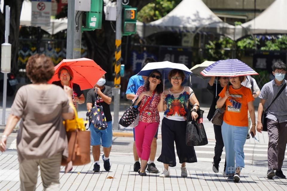 中央氣象局天氣預報指出，台灣明天(7日)持續炎熱，各地高溫約33至36度 。(中央社檔案照片)