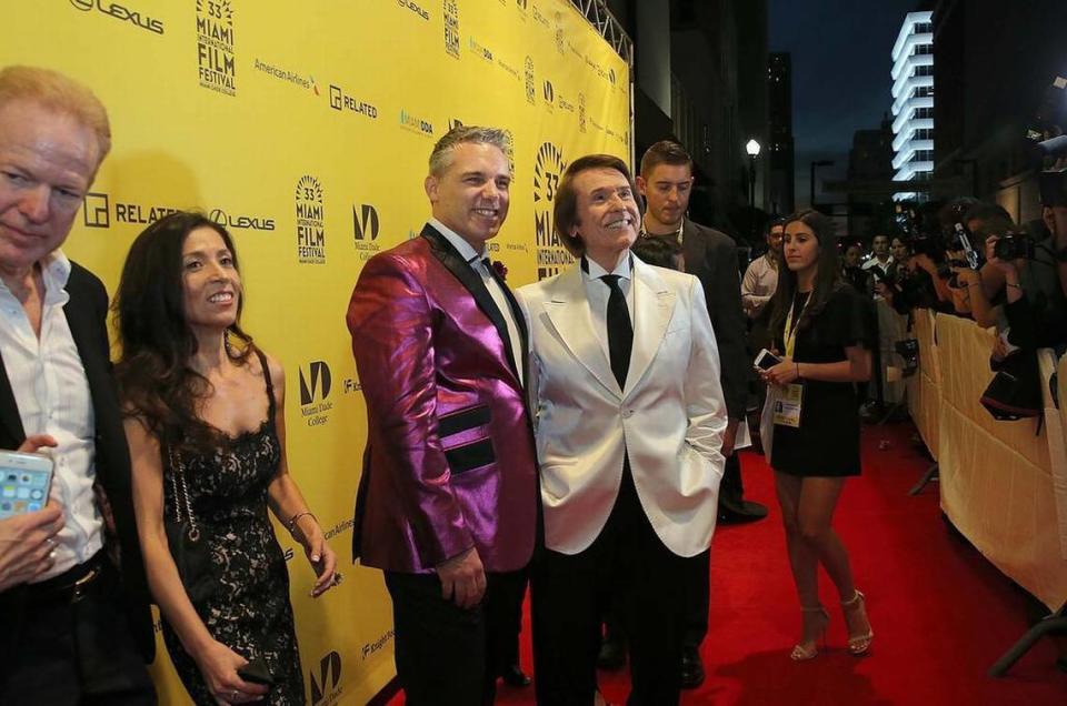 El director del festival, Jaie Laplante, a la izquierda, posa con el icono de la música, el español Raphael, quien protagoniza la película 'Mi gran noche', del director Álex de la Iglesia, durante la inauguración del 33º International Miami Film Festival en Olympia Theater en Miami, el viernes 4 de marzo de 2016.