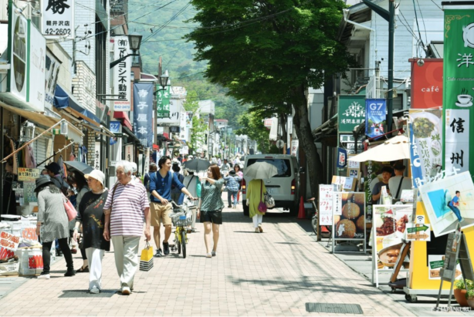 舊輕井澤銀座通，是輕井澤旅遊的定番景點，日劇《四重奏》也有在這裡取景喔！