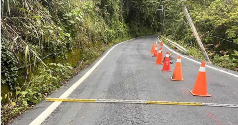 投89線（力行產業道）37.5公里路段路基流失，路寬剩2.5公尺，封閉外側路面。（民眾提供／楊靜茹南投傳真）