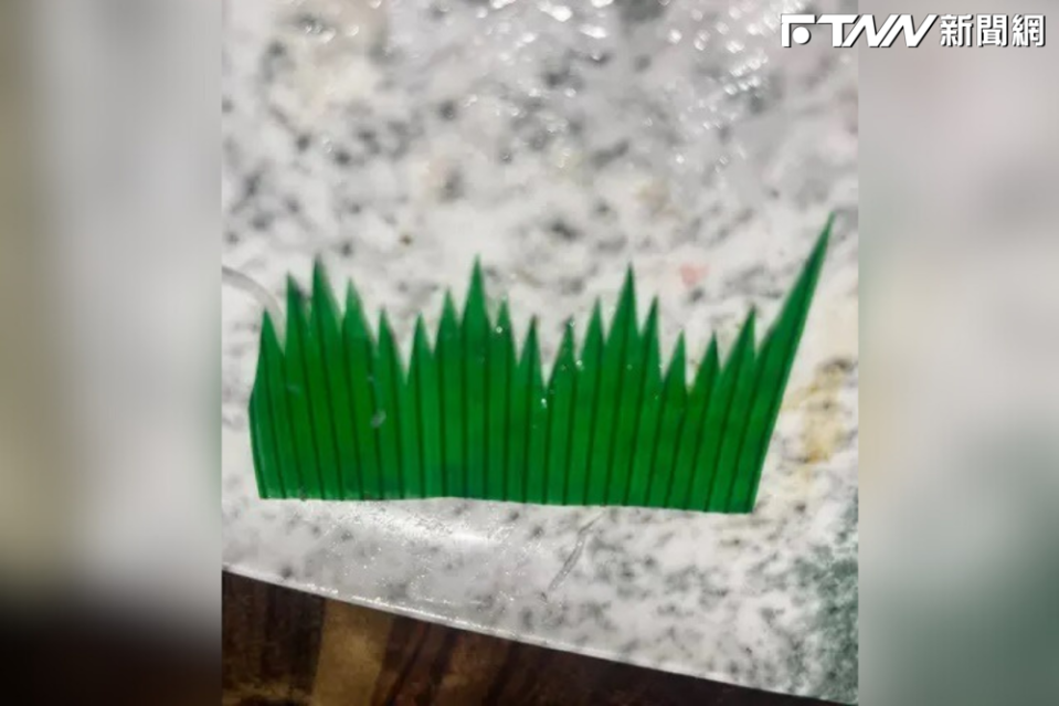 一名網友好奇詢問，生魚片旁的綠葉塑膠片有何用途？（圖／dcard）
