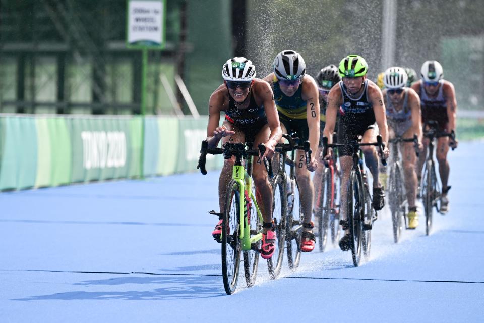 <p>Athletes compete in the women's individual triathlon competition during the Tokyo 2020 Olympic Games at the Odaiba Marine Park in Tokyo on July 27, 2021. (Photo by Charly TRIBALLEAU / AFP)</p> 