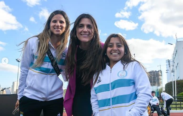 Inés Arrondo, secretaria de Deportes de la Nación, con las atletas Florencia Lamboglia y Antonella Ruiz Díaz