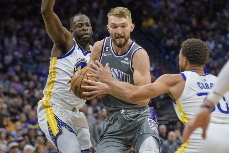 Sabonis' 26 points, 22 rebounds lead Kings over Warriors