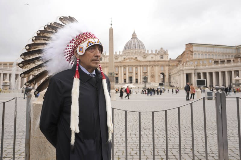 2022年，加拿大原住民代表來到梵蒂岡，要求天主教會面對歷史罪行，教宗方濟各公開道歉（AP）