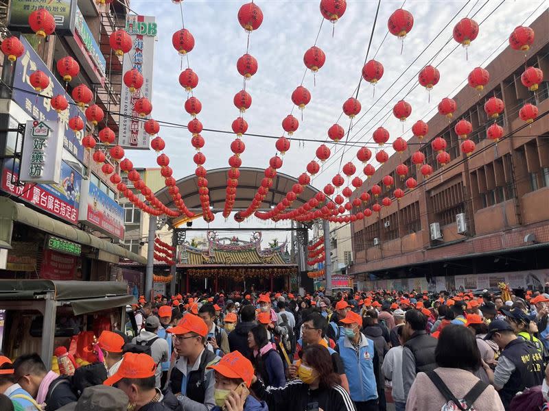 大批信徒隨行，場面壯觀。（圖／翻攝自白沙屯拱天宮臉書）