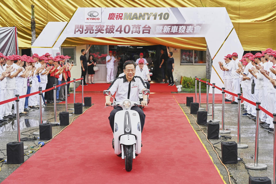 光陽集團執行長柯俊斌今日領騎「Many110 施華特飾版」2019 新式樣。