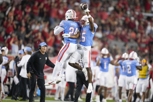 Donovan Smith throws 2 TD passes, Houston holds off UTSA 17-14