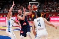 <p>Nando de Colo tente de rallumer la flamme</p>