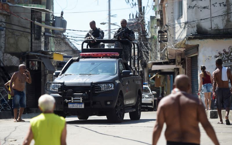 Foto del miércoles de una patrulla policial en la favela de Jacarezinho durante una operación contra el delito en Rio de Janeiro