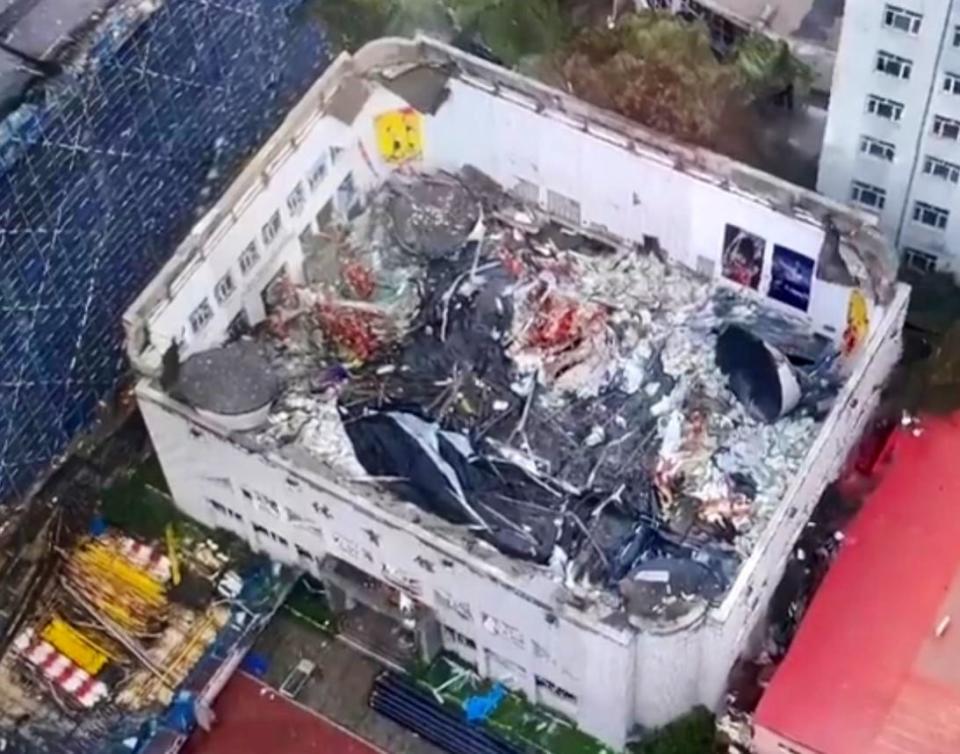 中國齊齊哈爾市第三十四中學體育館屋頂7月23日屋頂崩塌，造成10名女排校隊隊員與1名教練喪生。翻攝推特