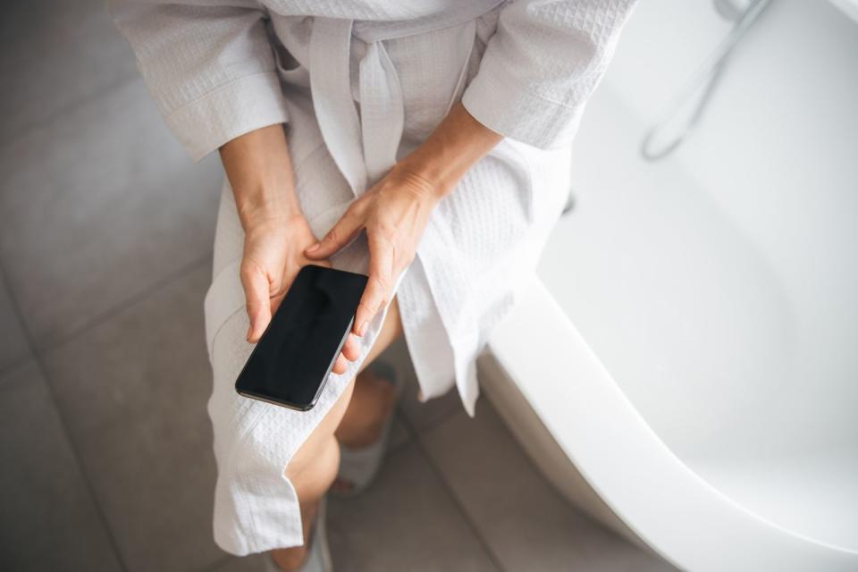 Aber auf dem stillen Örtchen hat das Gerät nun wirklich nichts verloren, auch nicht im Badezimmer bei der Abendtoilette. Wer es selbst bei solchen elementaren Verrichtungen noch braucht, ist entweder handysüchtig, oder aber er hat etwas zu verbergen. Schließlich könnte auf dem Display eine verräterische Nachricht aufploppen, für jeden sichtbar. Reagiert der Partner dann auch noch patzig, wenn Sie ihn darauf ansprechen, ist erhöhte Vorsicht geboten.