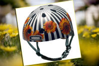 Flower Power für den Kopf: Dieses Modell mit süßen Gänseblümnchen-Druck schreit doch geradezu nach Sommer, Sonne und einer schönen Radl-Tour. (nutcase Helm Street daisy stripe über helmfabrik.de, ca. 70€/Bilder: helmfabrik.de)