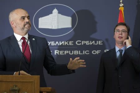 Serbian Prime Minister Aleksandar Vucic (R) and his Albanian counterpart Edi Rama attend a news conference after their meeting in Belgrade November 10, 2014. REUTERS/Marko Djurica