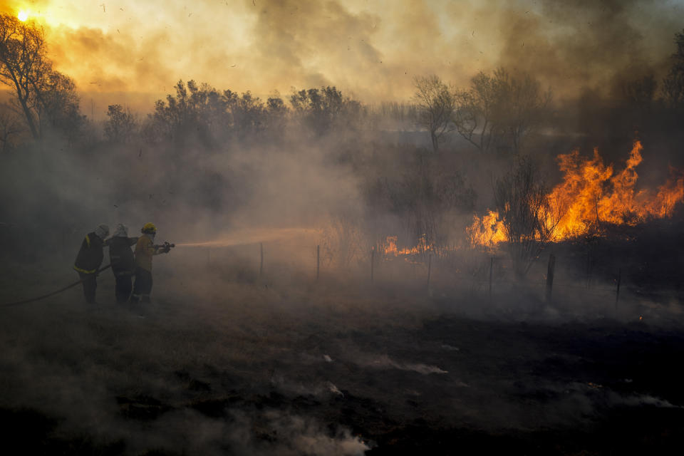 Bomberos combaten llamas cerca de Victoria, provincia de Entre Ríos, Argentina, viernes 19 de agosto de 2022 Los incendios en el Delta del Paraná han consumido miles de hectáreas del humedal argentino. (Foto AP/Natacha Pisarenko)