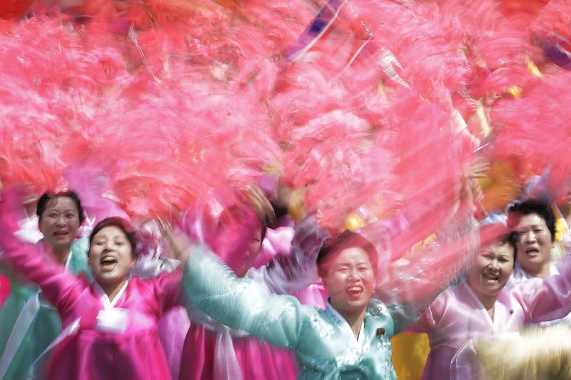 北韓15日慶祝創建者金正日105歲冥誕「太陽節」，最高領導人金正恩在首都平壤主持閱兵大典（AP）