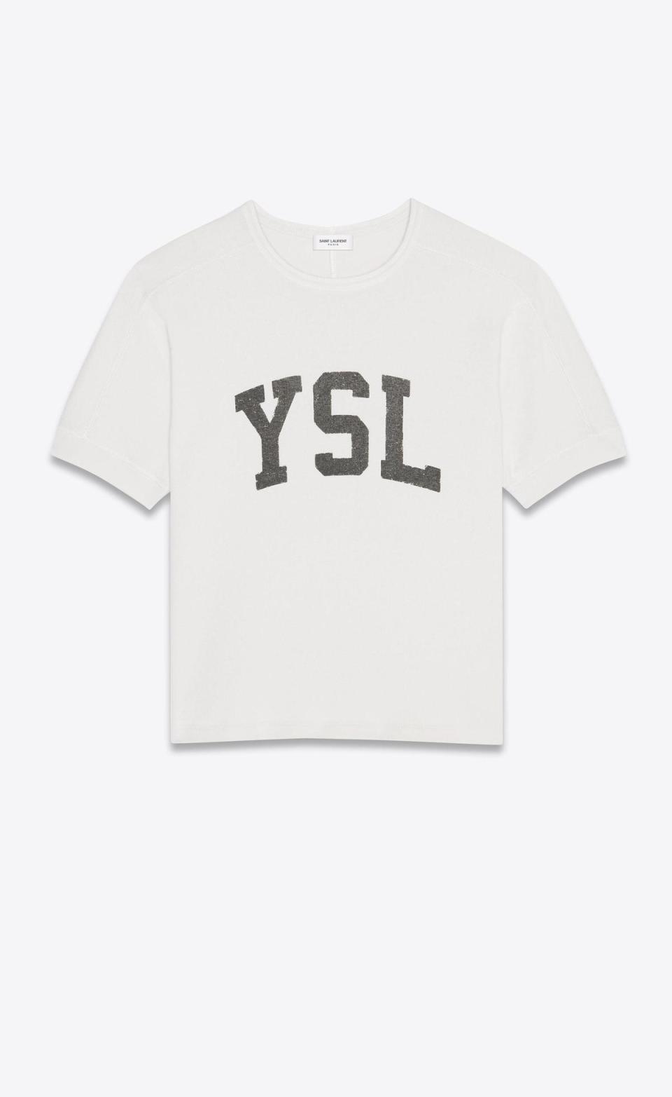 曾敬驊與曹佑寧同款的白色YSL標誌復古效果上衣。NT$17,850（SAINT LAURENT提供）