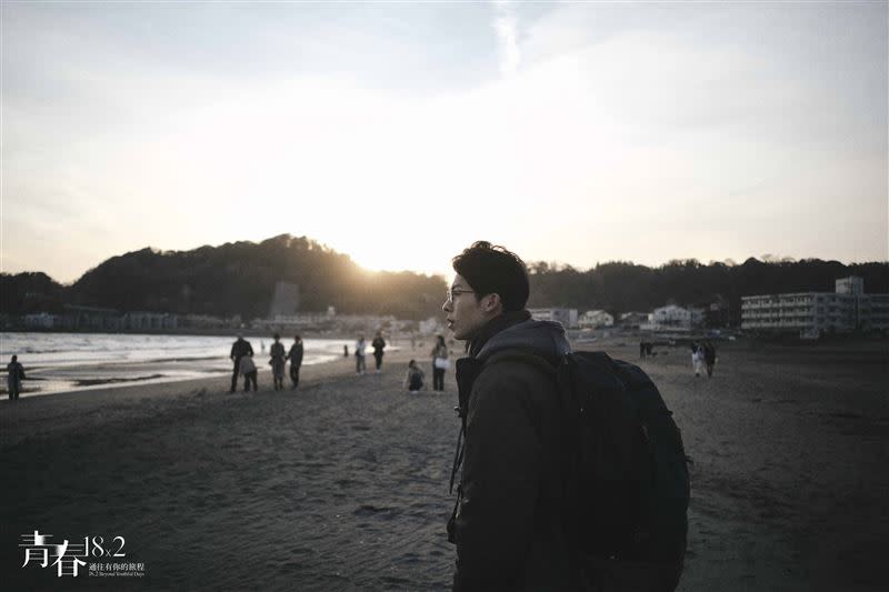 「由比濱海邊」讓Jimmy回憶起和Ami與好友們在海邊玩樂的美好時光(圖片來源：翻滾吧男孩電影有限公司)。（圖／業者提供）