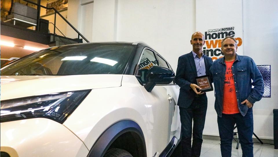 Ricardo Flammini, presidente de Nissan, recibió el premio de manos de Pablo Olivieri, de Cesvi Argentina.