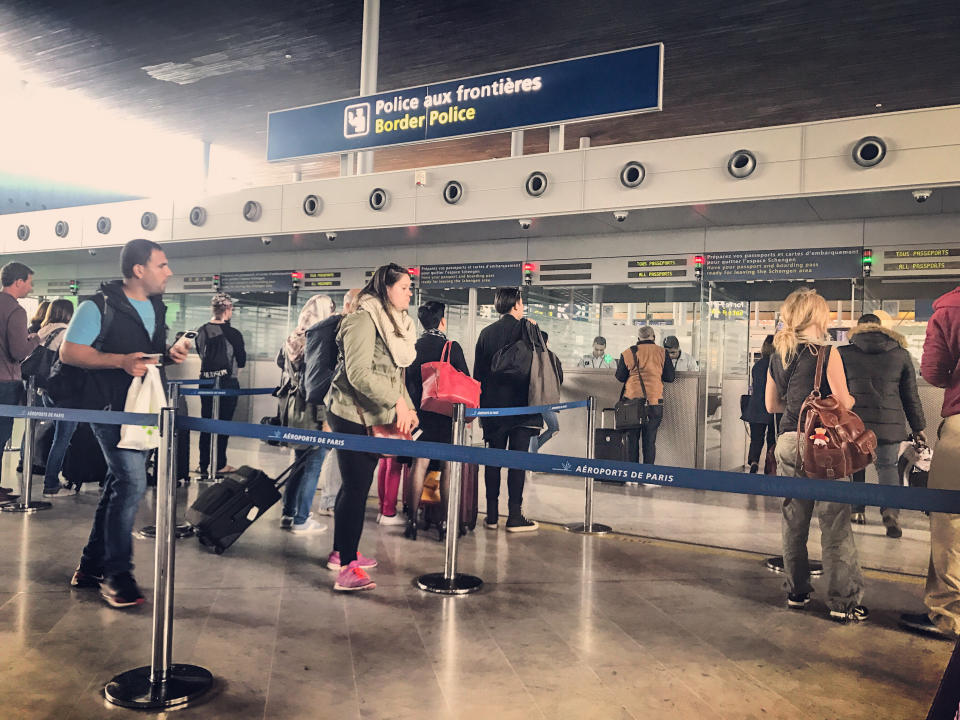 Personas haciendo cola para el control de pasaportes en el aeropuerto Roissy Charles de Gaulle de París, Francia. Foto: Getty Images. 