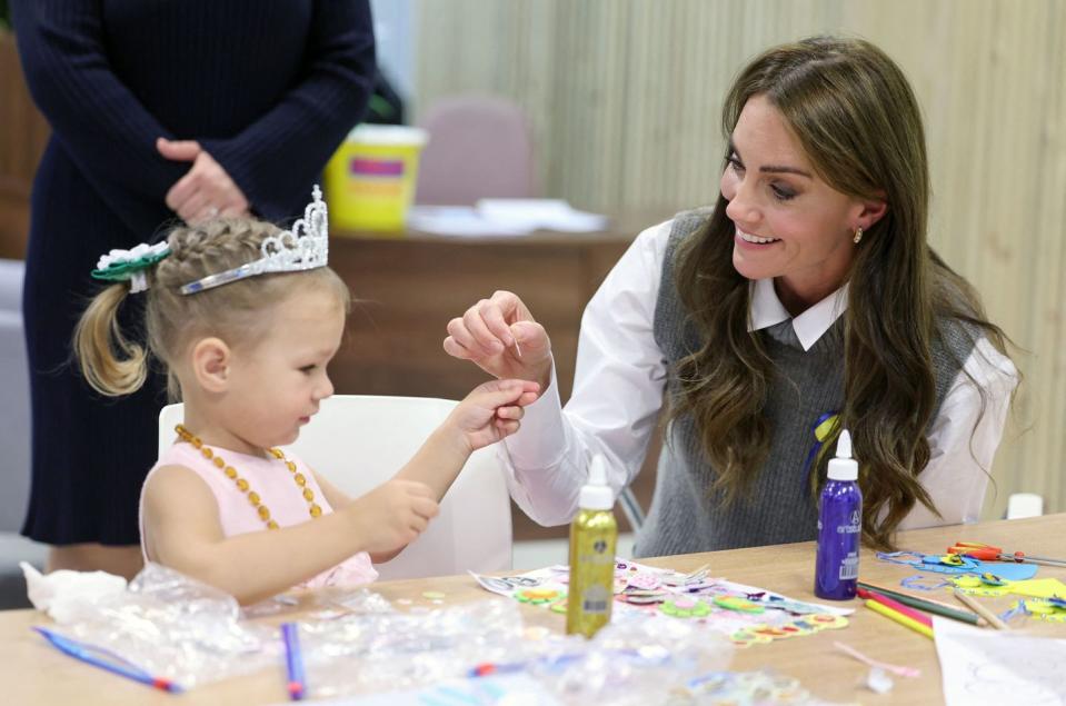 kate middleton paints with little girl