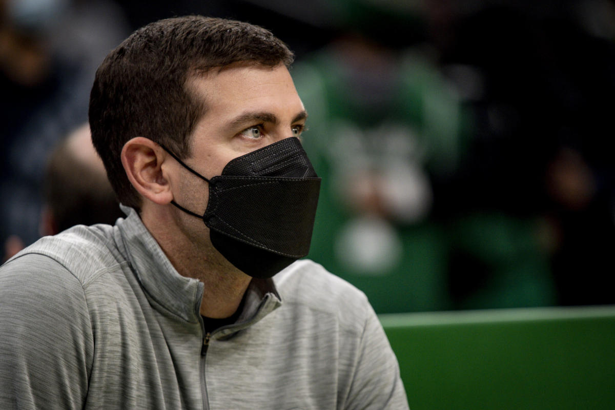 Le chef des Celtics, Brad Stevens, est vu au tournoi européen de basket-ball entre la Turquie et la France