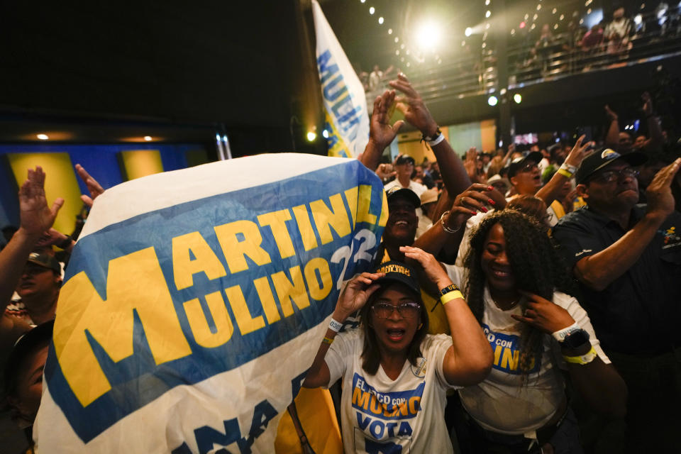 Simpatizantes del candidato presidencial de Realizando Metas, José Raúl Mulino, celebran los resultados preliminares tras el cierre de urnas en las elecciones generales en Ciudad de Panamá, el domingo 5 de mayo de 2024. (AP Foto/Matías Delacroix)