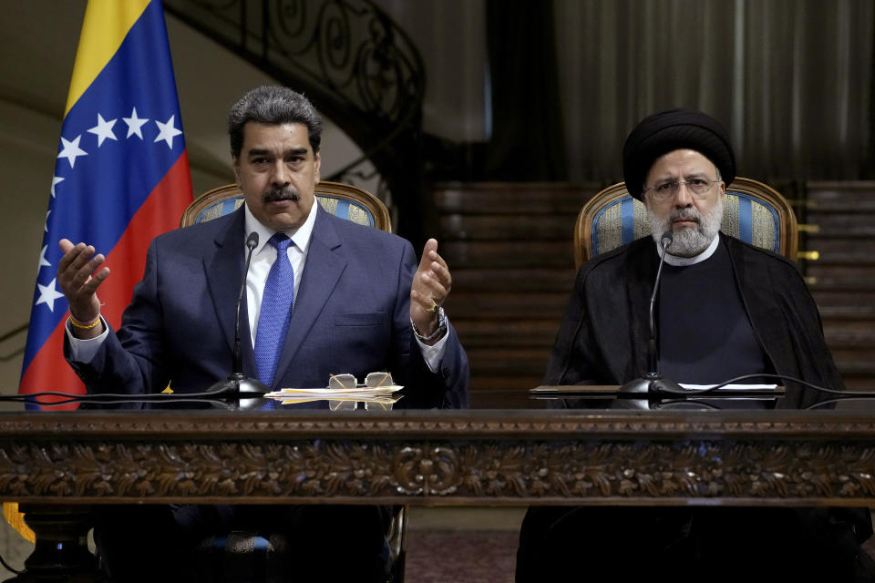 El presidente de Venezuela, Nicolás Maduro, a la izquierda, hace declaraciones ante reporteros en una conferencia de prensa conjunta con el presidente iraní Ebrahim Raisi, en el palacio de Saadabad, en Teherán, Irán, el sábado 22 de junio de 2022. (AP Foto/Vahid Salemi)