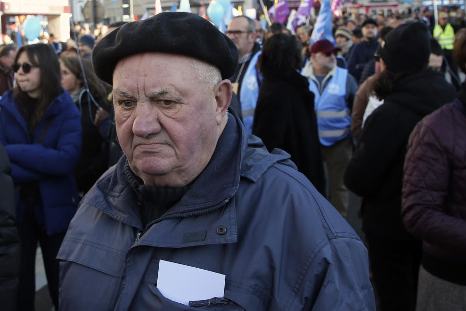 Manifestantes asisten a una marcha de protesta en Bayona, en el suroeste de Francia, el martes 31 de enero de 2023. Líderes sindicales franceses esperan sacar de nuevo a más un millón de personas a las calles el martes, en un nuevo choque contra el gobierno por su plan de subir la edad de jubilación en Francia. (AP Foto/Robert Edme)