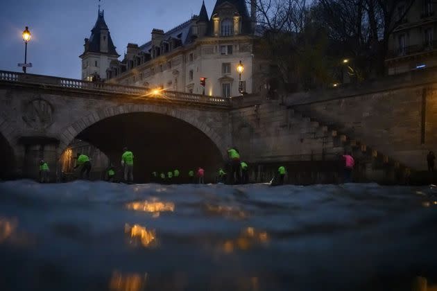 <p>Un millier de personnes ont participé dimanche au Nautic Paddle de Paris, course de stand-up paddle sur la Seine. </p>