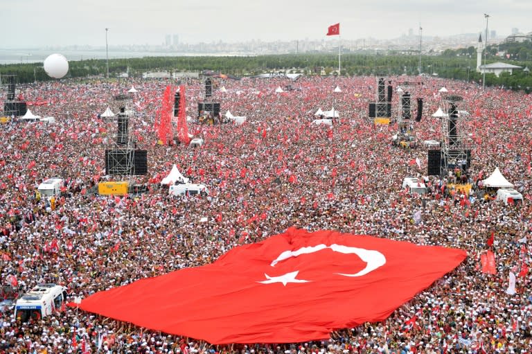 Hundreds of thousands of supporters of Turkish opposition presidential candidate Muharrem Ince joined an Istanbul rally on the eve of the vote