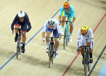 2016 Rio Olympics - Cycling Track - Final - Men's Omnium 40km Points Race - Rio Olympic Velodrome - Rio de Janeiro, Brazil - 15/08/2016. Mark Cavendish (GBR) of Britain, Elia Viviani (ITA) of Italy and Fernando Gaviria (COL) of Colombia sprint. REUTERS/Paul Hanna