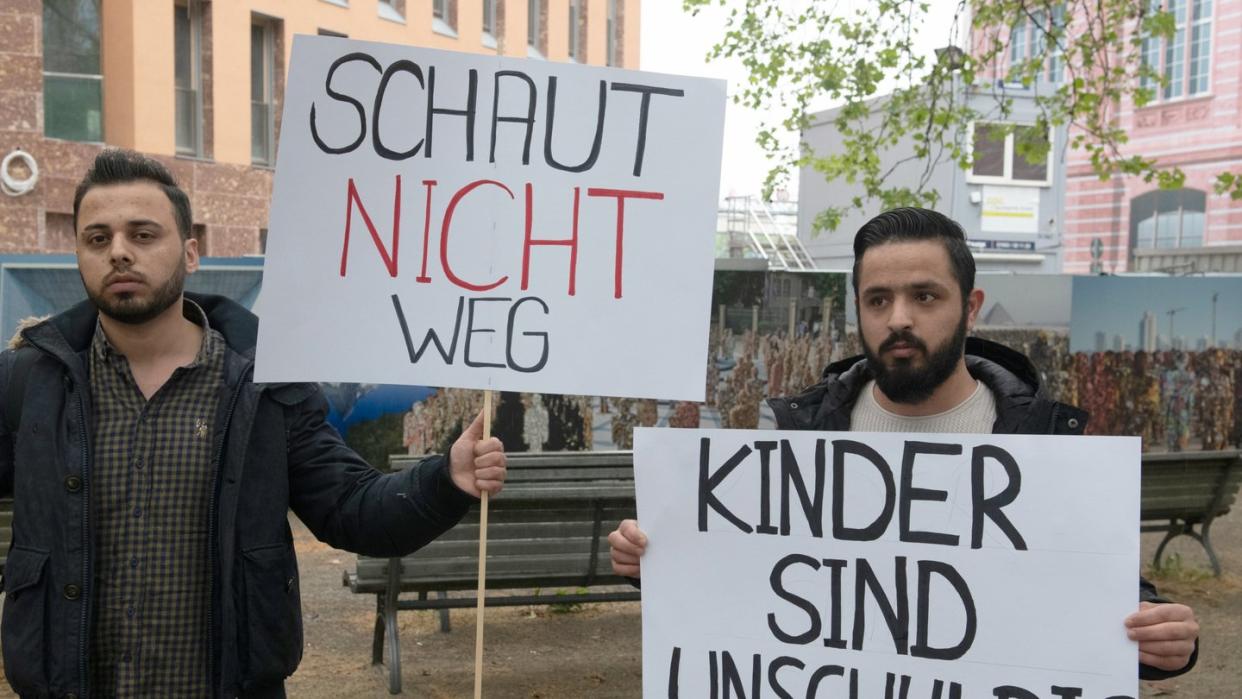 Demonstranten fordern vor dem Auswärtigen Amt in Berlin die Rückführung der Kinder von IS-Kämpfern aus Syrien. Foto: Paul Zinken