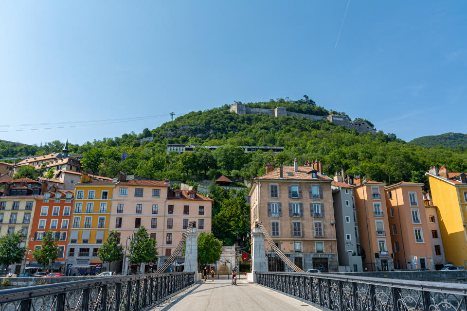 Celle-là, personne ne l'a vue venir. Grenoble, 16e ville de France, fait une grosse percée et prend la 9e place. Sa <a href="https://www.facebook.com/VilledeGrenoble" rel="nofollow noopener" target="_blank" data-ylk="slk:page Facebook (172 700);elm:context_link;itc:0;sec:content-canvas" class="link ">page Facebook (172 700)</a> est deux fois plus populaire que celle de Lille !