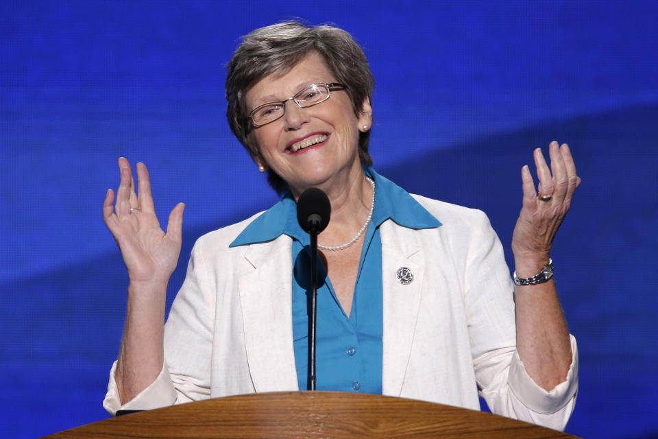 ARCHIVO -La hermana Simone Campbell, directora ejecutia de Roman Catholic Social Justice Organization durante un discurso en la Convención Nacional Demócrata en Charlotte, Carolina del Norte, el 5 de septiembre de 2012. El presidente Joe Biden otorgará el mayor honor para un civil de la nación, la Medalla Presidencial de la Libertad, a 17 personas en la Casa Blanca la próxima semana. Campbell es una de las condecoradas. (Foto AP/J. Scott Applewhite, archivo)