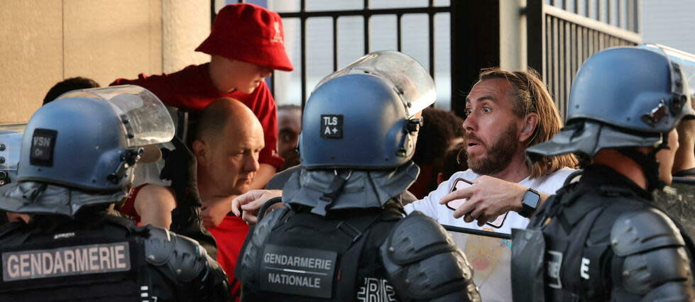 Supporteurs de Liverpool refoulés à l'entrée du Stade de France, samedi soir.
