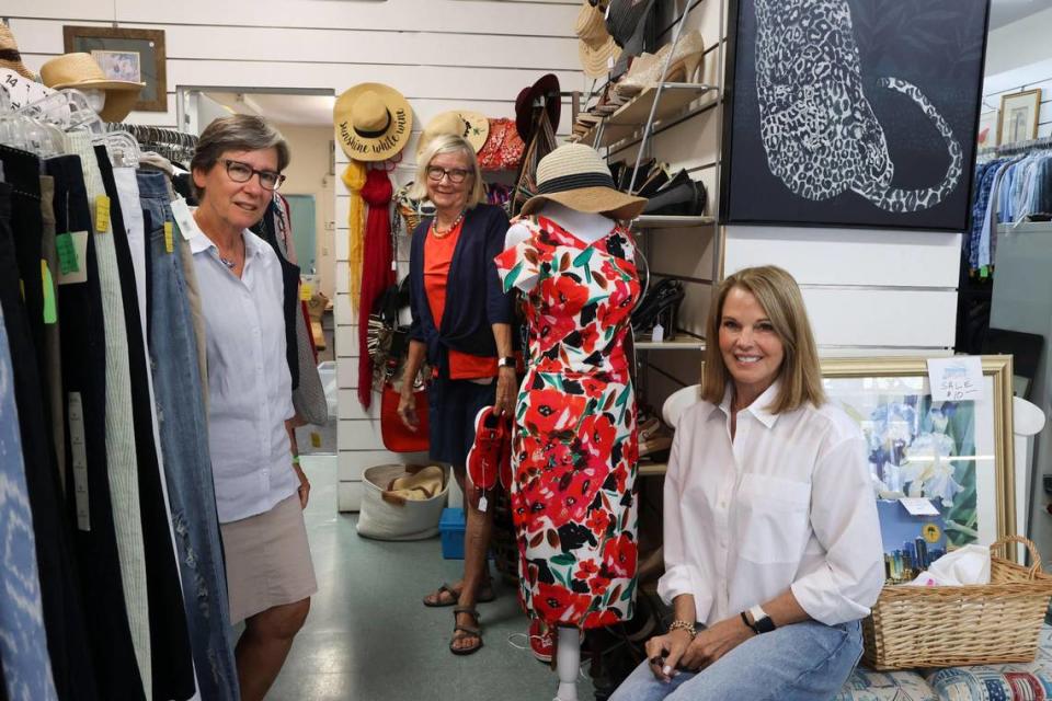 Lynn Bunis, a la izquierda, Edith Georgi, en el centro, y Donna Martínez posan dentro de la tienda de segunda mano This N That el jueves 25 de agosto de 2022, en Coconut Grove. La madre de Martínez, Jan Lowe, solía dirigir la tienda y ahora es voluntaria en homenaje a su madre. La ganancia neta de la tienda, después de pagar los costos y los empleados, va a la caridad o a la Plymouth Congregational Church.