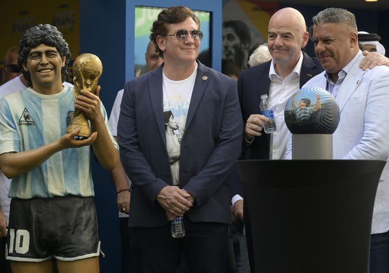 Alejandro Domínguez junto al presidente de AFA, Claudio "Chiqui" Tapia, y el presidente de FIFA, Gianni Infantino