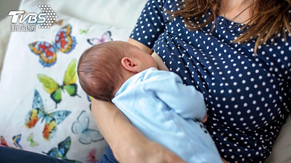 餵母乳竟成了親戚的圍觀秀。(示意圖／shutterstock達志影像）