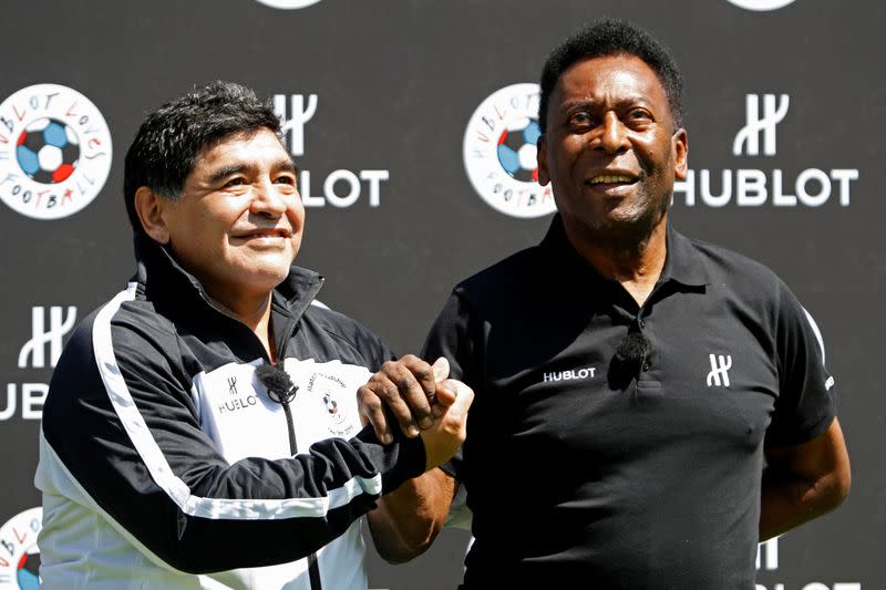 Las leyendas del fútbol Pelé (derecha) y Diego Maradona asisten a un evento de fútbol publicitario en la víspera de la apertura del Campeonato Europeo de la UEFA 2016 en París, Francia.