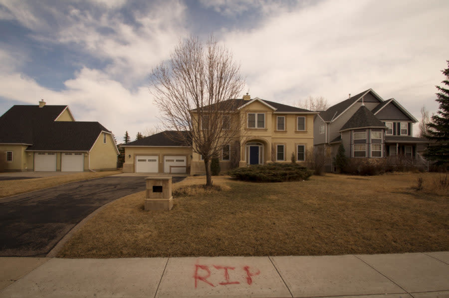 These photos of abandoned mansions will give you nightmares