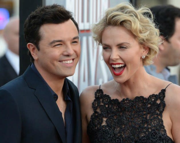 In der Western-Komödie bekommt der feige Seth MacFarlane Hilfe von der taffen Charlize Theron. (Bild: AFP)