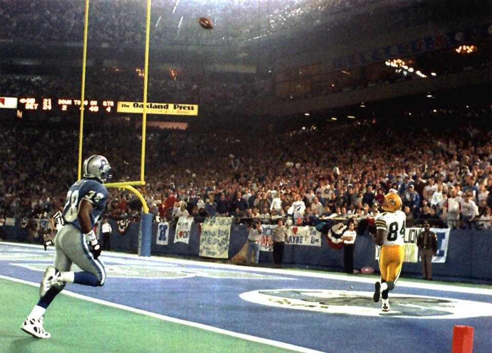 A wide-open Sterling Sharpe prepares to catch the winning touchdown pass with 55 seconds left against the Lions at the Silverdome.