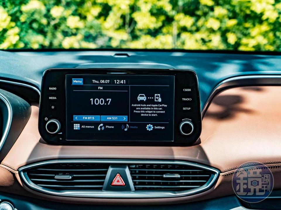 支援無線Apple CarPlay & Android Auto的原廠8吋多媒體系統。