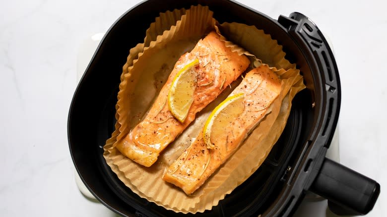 salmon fillets in air fryer basket