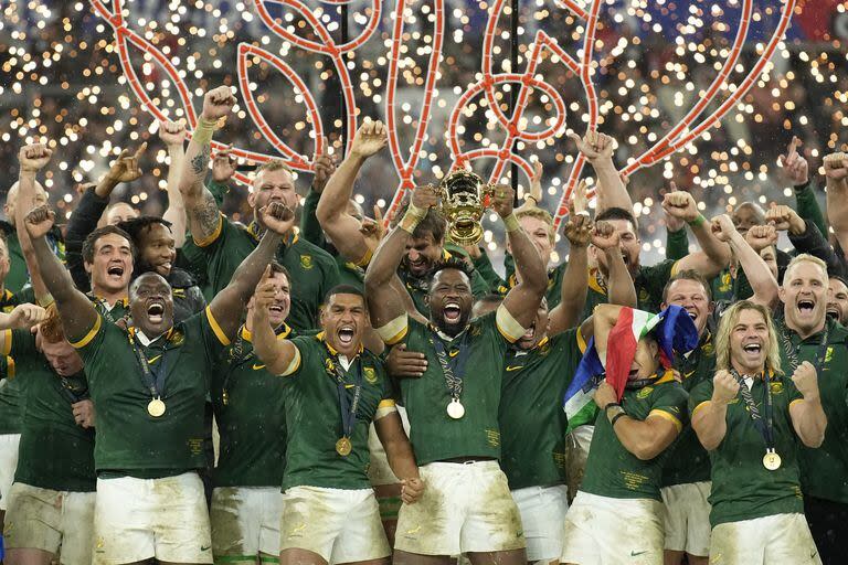 Siya Kolisi, el capitán sudafricano, levanta el trofeo y los Springboks celebran su cuarto título mundial