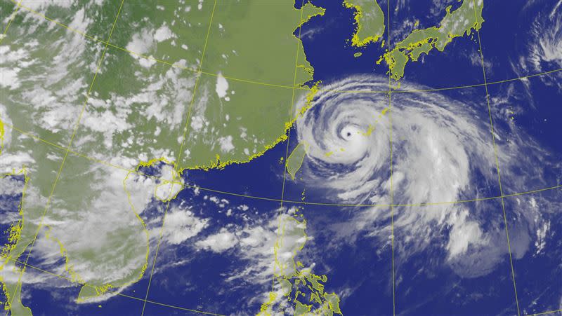 中央氣象局今日傍晚針對卡努颱風發布陸上颱風警報。（圖／中央氣象局）