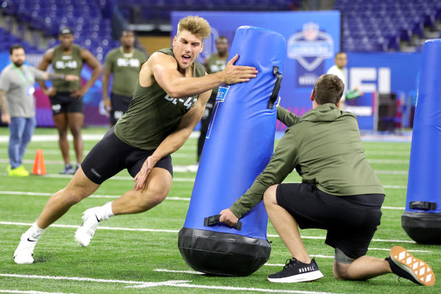 Lukas Van Ness among Pro Football Focus' top 5 EDGE rushers in